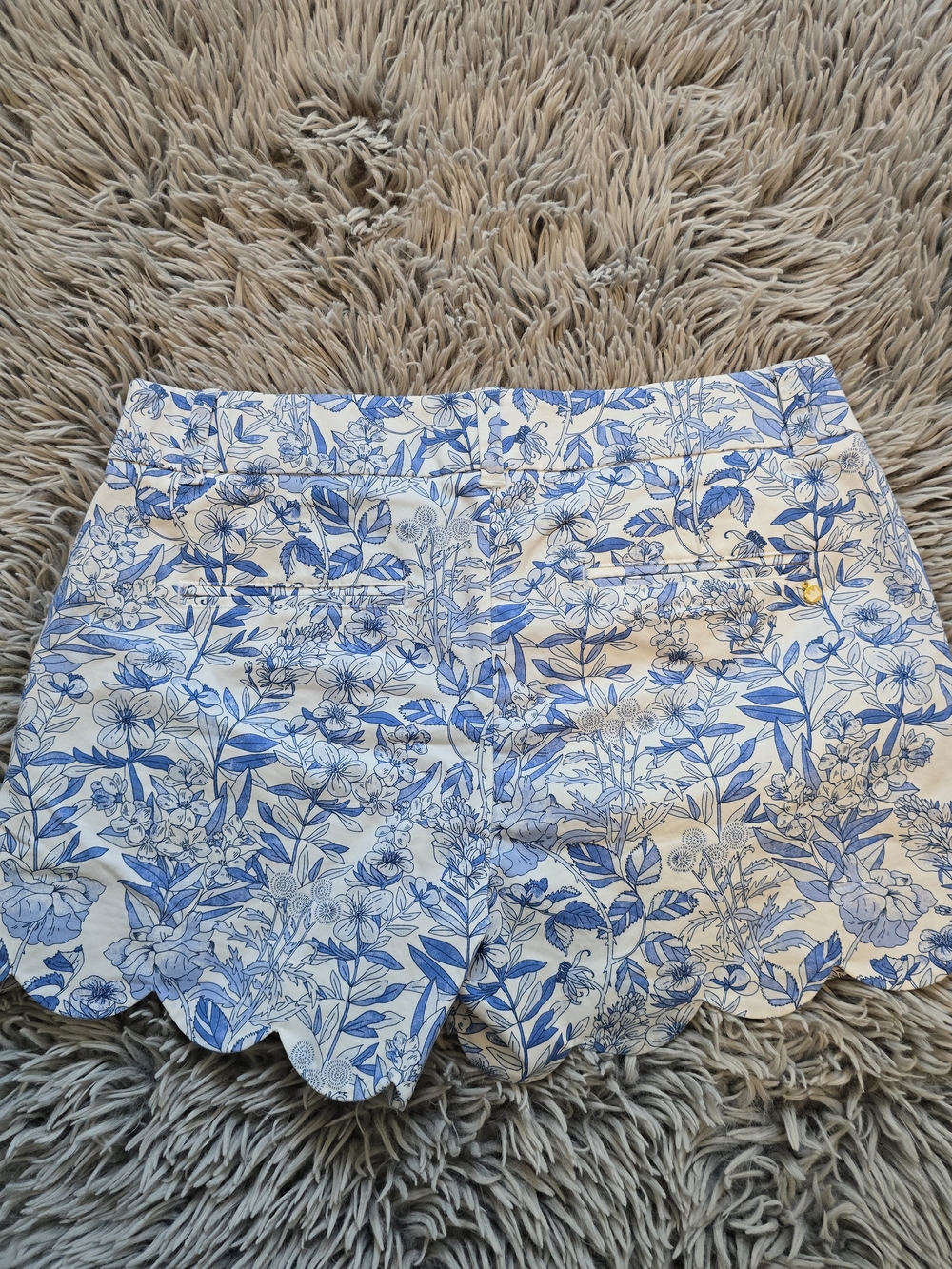 crown & ivy Blue and White Floral Scalloped High-Waist Shorts